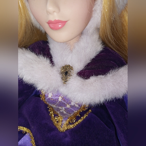 Porcelain Princess Aurora doll - Picture 6 of 8